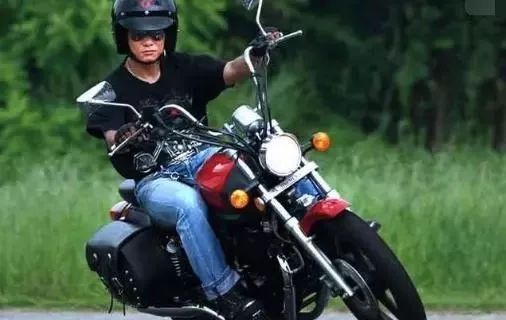 又一款摩托车要火！搭载双缸水冷电喷引擎，极速128km