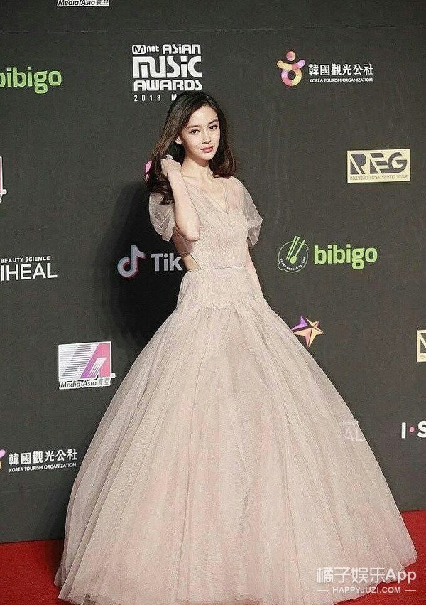 零下十度穿吊带露背镂空纱裙，这些明星真的不冷吗？