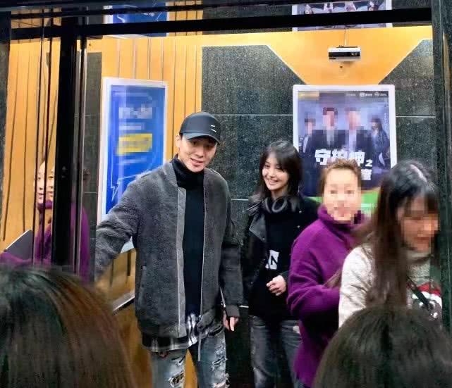 郑爽张恒又被偶遇! 郑爽停工和男友黏一起, 难道张恒也放长假了?