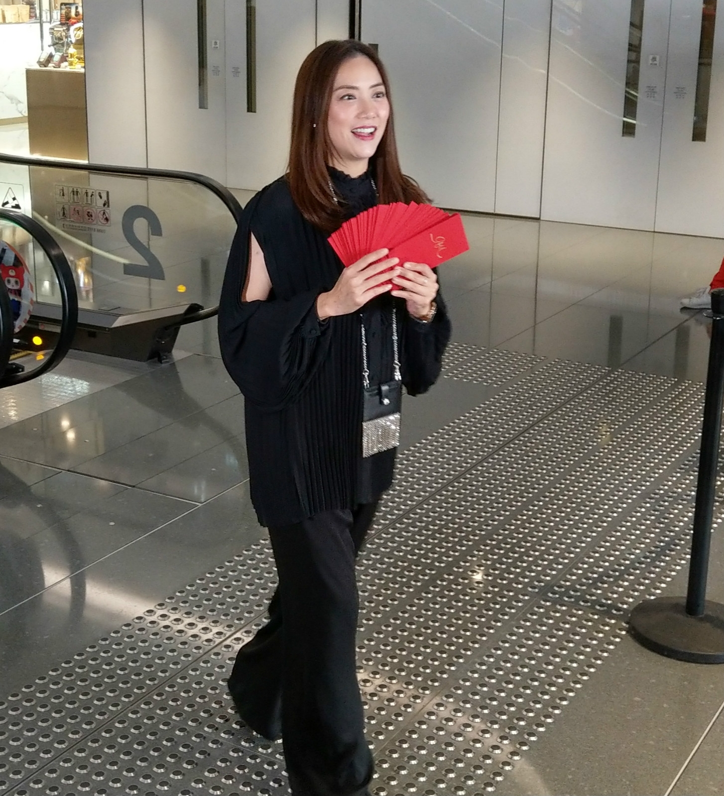 阿娇和赖弘国登记结婚甜笑 蔡卓妍容祖儿到贺、经纪人派发红包