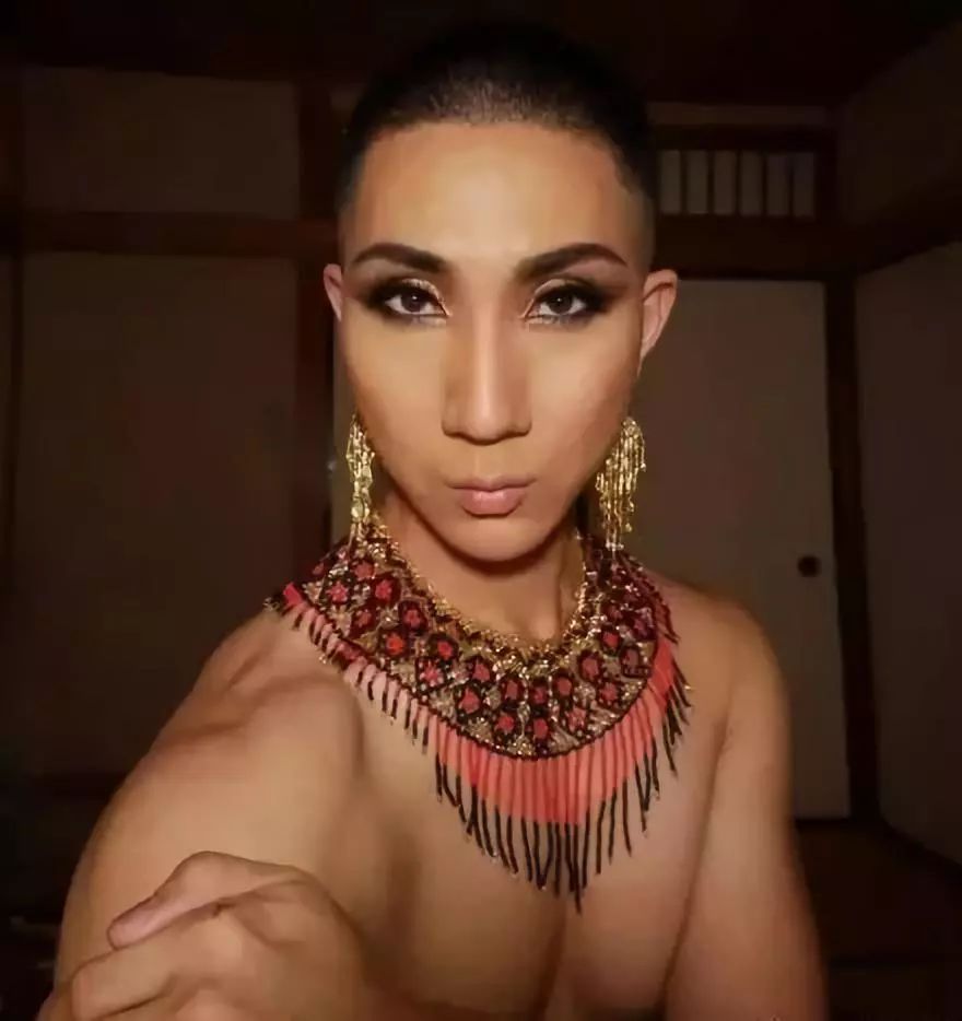 这个和尚，竟然是个公开出柜的美妆大师