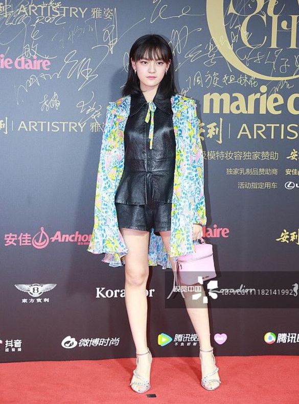 零下9度穿吊带裙的宋祖儿被夸碾压全场大小花，这妈妈桑发型认真的？