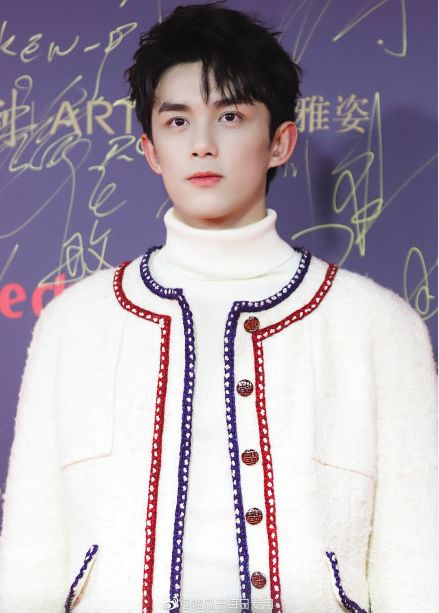 零下9度穿吊带裙的宋祖儿被夸碾压全场大小花，这妈妈桑发型认真的？