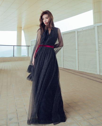 赵薇最新活动竟然瘦出蚂蚁腰，生图更惊艳！