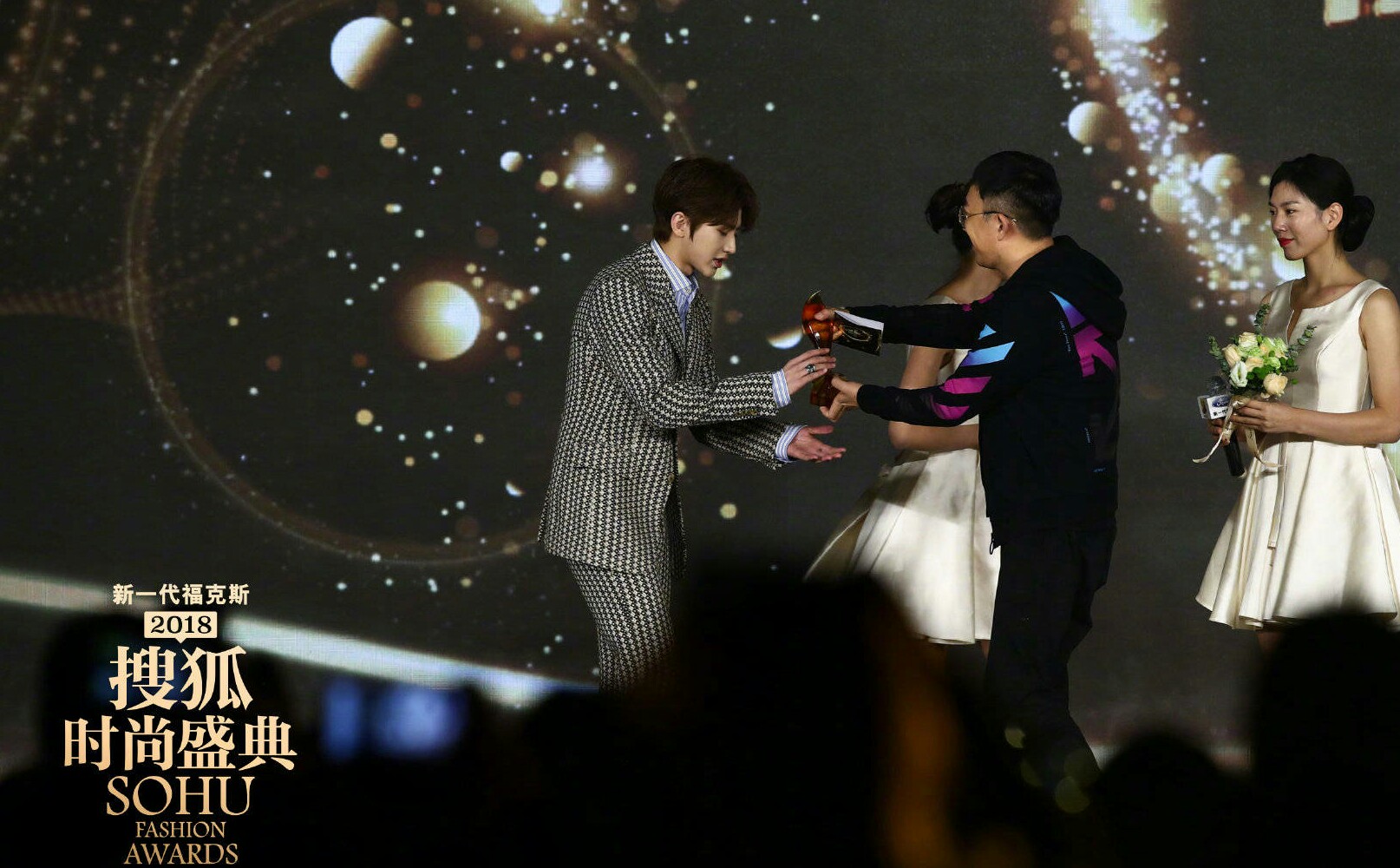 蔡徐坤和于正合影，网友直呼：次元壁破了