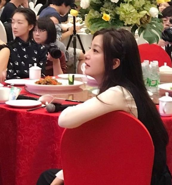 赵薇最新活动竟然瘦出蚂蚁腰，生图更惊艳！