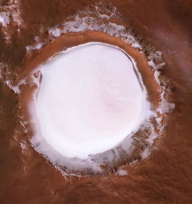 ESA快车轨道飞行器发回火星陨石坑冰川图片