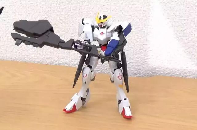 爆红网络的日本“手工耿”，“武器”竟然都是用纸壳做的！