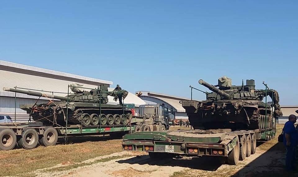 老挝从俄罗斯接收第一批升级的T-72B1“白鹰”主战坦克“