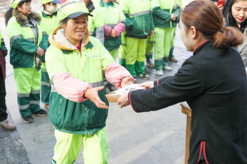 暖冬行送爱心 感受冬日浓浓暖意