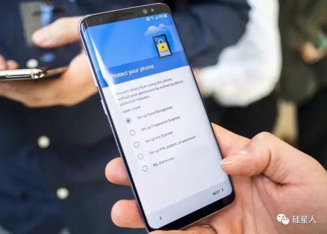 当他朝着 iPhone X 举起一颗假人头