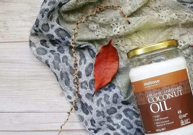 比张雨绮还壕无人性的女星也就她了，把2克拉的钻石磨成粉涂脸！