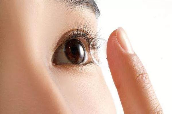 一副隐形眼镜要多少钱,去眼镜店配一副隐形眼镜要多少钱