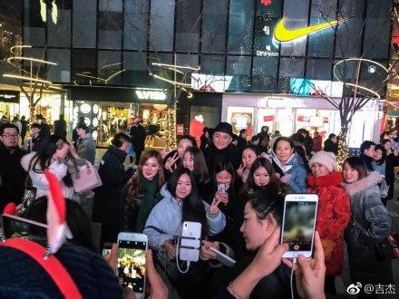 快男吉杰街头免费送专辑,路人动作惊呆全场