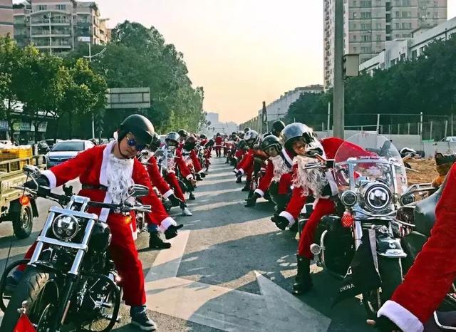 圣诞节,那些不骑驯鹿骑哈雷的圣诞老人们