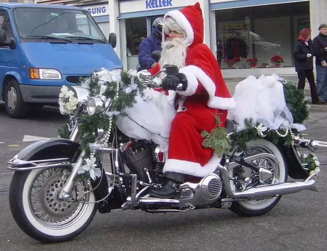 圣诞节,那些不骑驯鹿骑哈雷的圣诞老人们