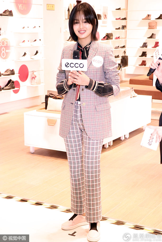 辛芷蕾格纹西装妩媚又攻气 豪气喝香槟一饮而尽炫酒量