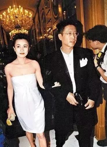 李嘉欣公公去世，420亿遗产不给儿子一分，豪门梦破碎了？