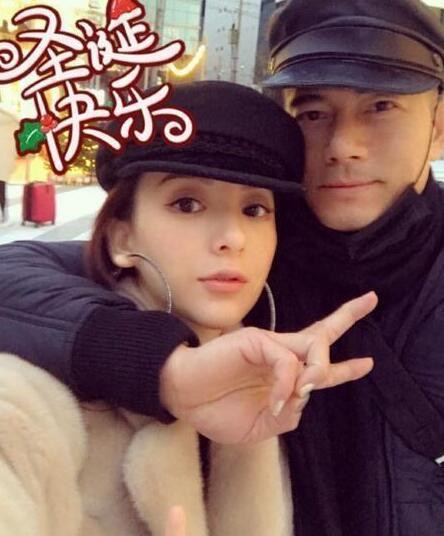 赵丽颖深夜晒自拍撞脸谢娜,网友:孕相明显