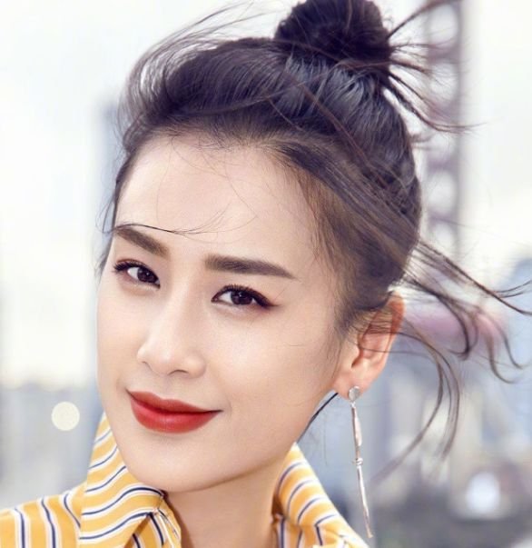 说自己天生只适合演公主，因为长得太洋气？是嫁入豪门给她的勇气吗？