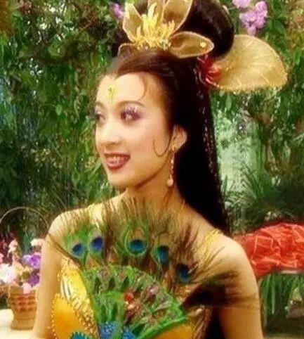 说自己天生只适合演公主，因为长得太洋气？是嫁入豪门给她的勇气吗？