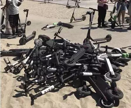 挂在电线杆上的共享单车，成了最疯狂的行为艺术