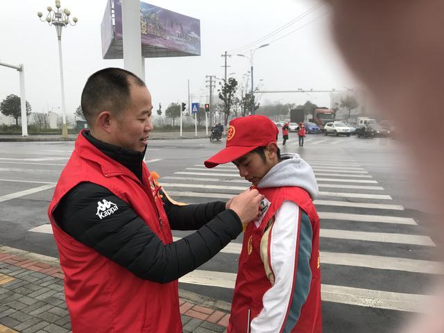 安顺经开区“橙丝带”创文志愿者，点亮城市文明留影不留痕