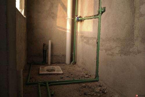 良心师傅说实话:卫生间水管明装好还是暗装好?太多家庭都错了