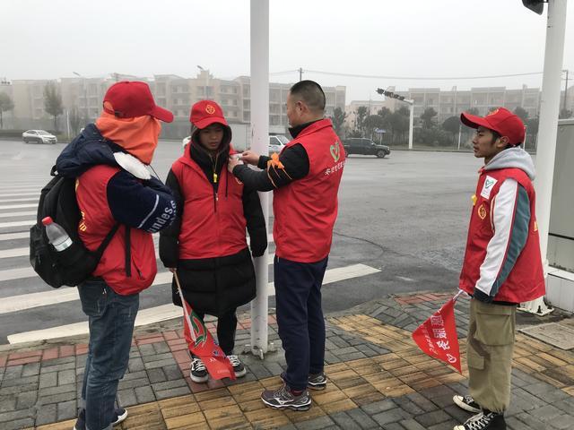 安顺经开区“橙丝带”创文志愿者，点亮城市文明留影不留痕