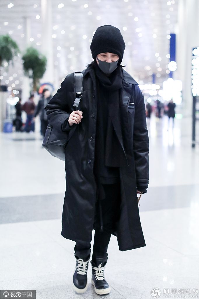 陈坤全黑套装携帅气侄子机场秀 拿笔记本+佛串变“佛系大佬”