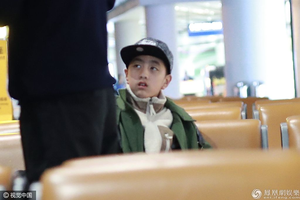 陈坤全黑套装携帅气侄子机场秀 拿笔记本+佛串变“佛系大佬”