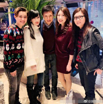 51岁周慧敏与老公倪震罕见同框秀恩爱，却被网友吐槽脸修得太奇怪！