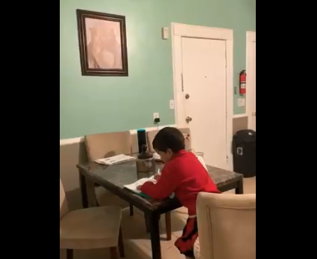 6岁小孩被发现用智能音箱辅导作业：妈妈笑哭