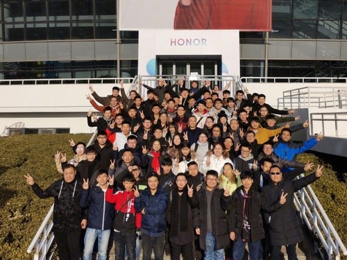 细节满满！荣耀总裁赵明晒荣耀V20样张