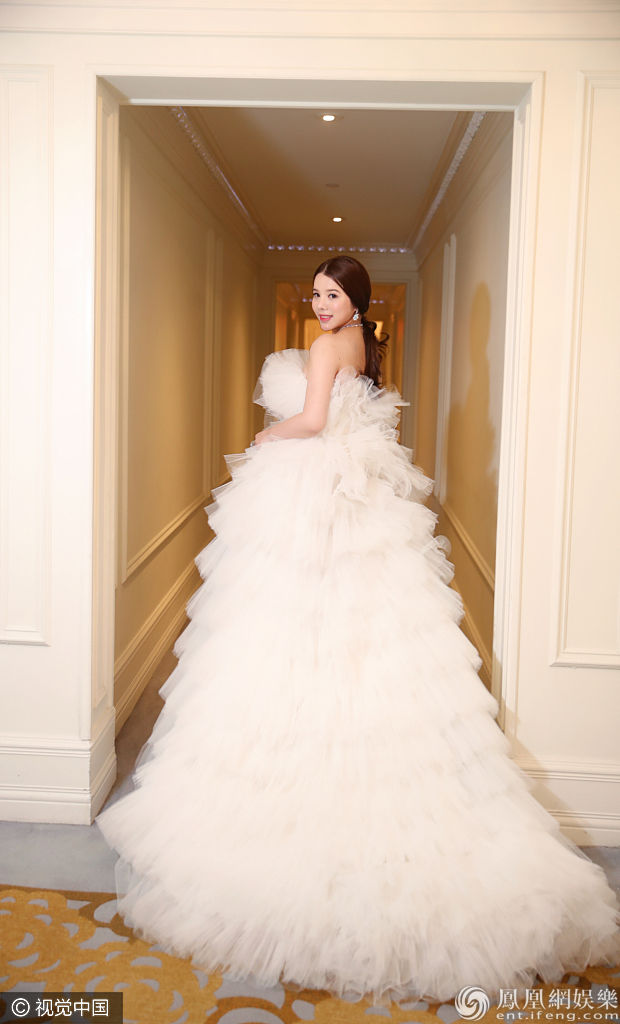 投资人余晚晚参加纽约国际元媛舞会 着白纱裙梦幻典雅似公主