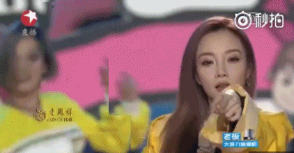 贾乃亮离婚风波后独自亮相新年晚会，获主持人鼓励：男儿当自强