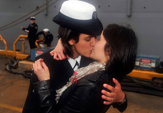 美国一对同性恋海军模仿二战水手“胜利之吻”遭仇视
