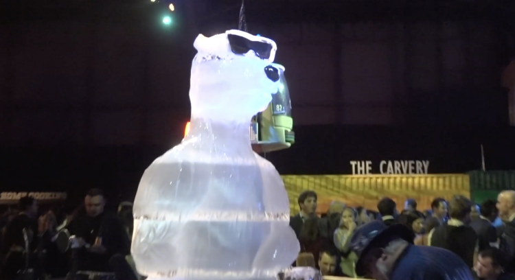 在硅谷科技公司，感受有钱又有病的圣诞趴……