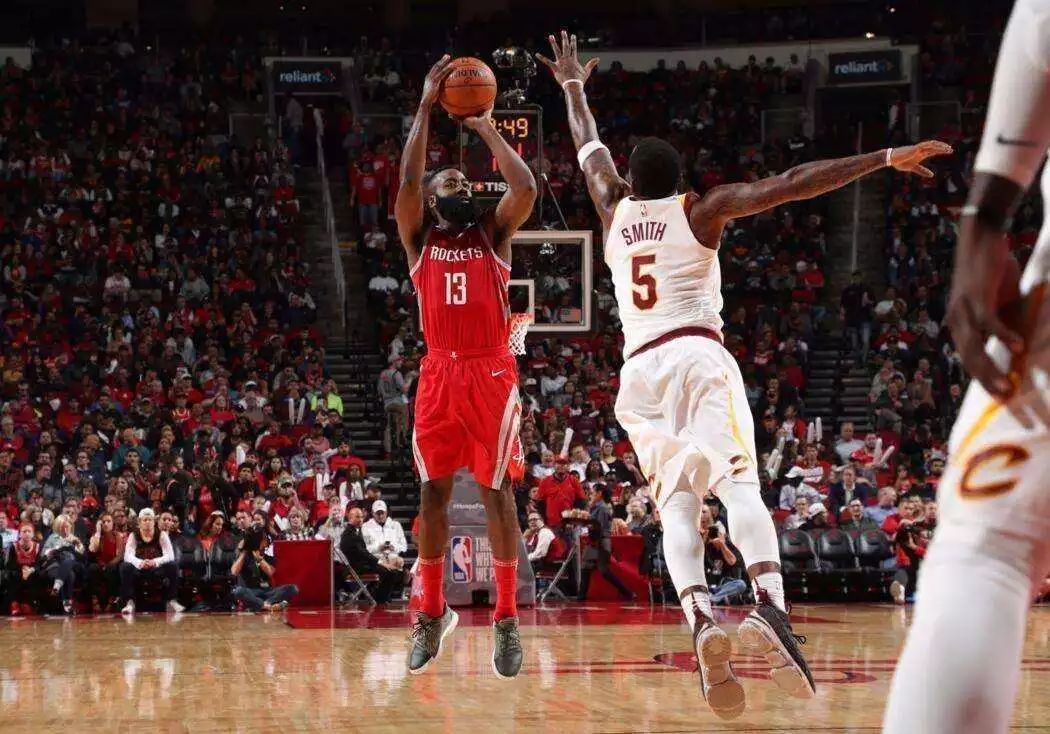 哈登的得分还用看吗?醒来又是一个后撤步三分。