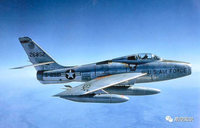 f-84f"雷电"是一款后掠翼战斗轰炸机,虽然继承了前文第5款平直翼的f