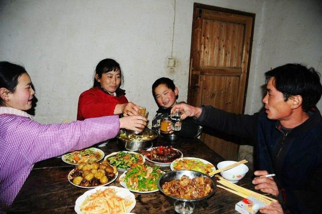 都是年夜饭,看完北方年的,再看南方年夜饭,网友:差距一看便知