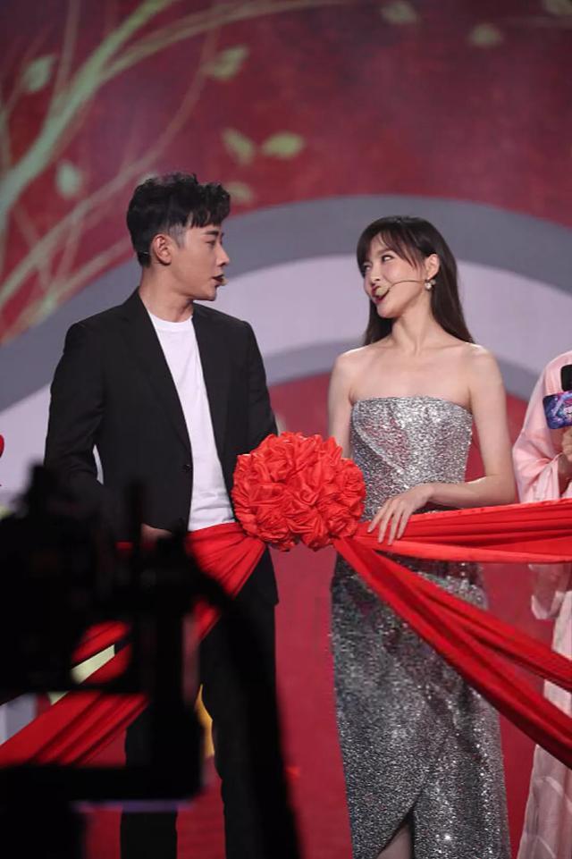罗晋唐嫣婚后首次同台秀恩爱，深情对视唱情歌，甜到炸！