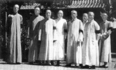 1936年,章门弟子于章太炎追悼会合影,右二钱玄同、右三周作人、右四许寿裳、右五马裕藻、右七沈兼士