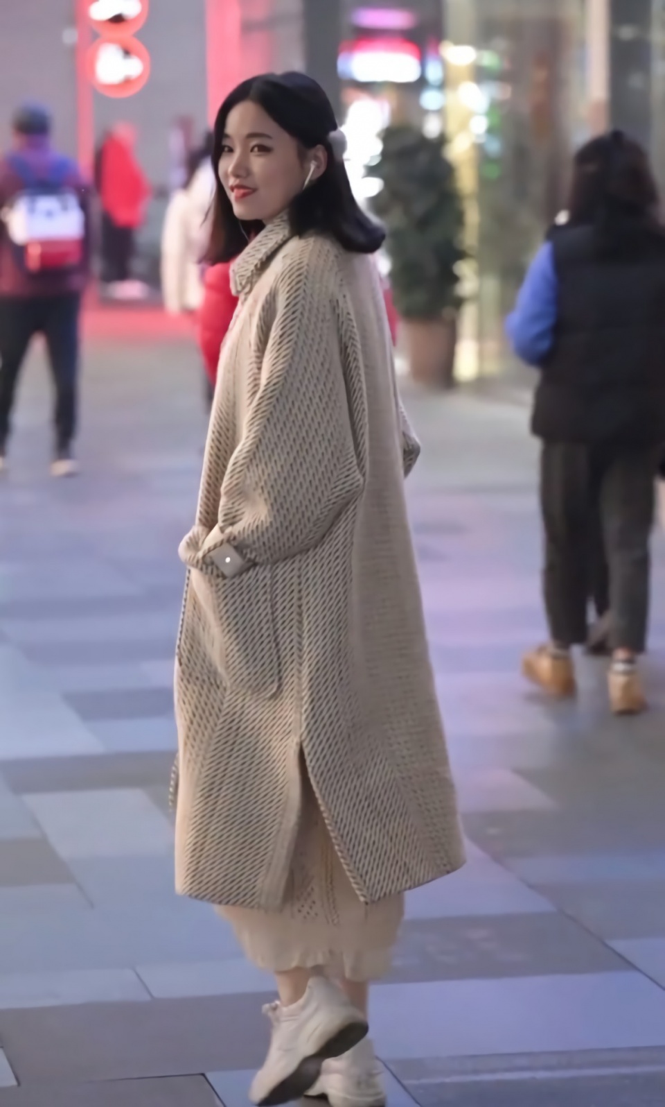 旗袍的粉底情趣真金贵,要用两件大衣遮起来,美女丝袜图片