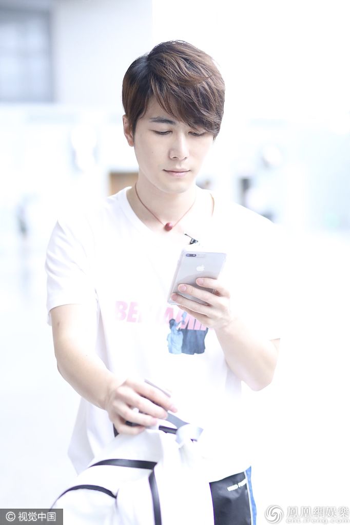 陈学冬穿白T清爽帅气校草范 机场自顾理发露暖笑萌态足