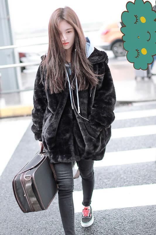 鞠婧祎又换了件羊羔外套,黑色外套配蓝色卫衣
