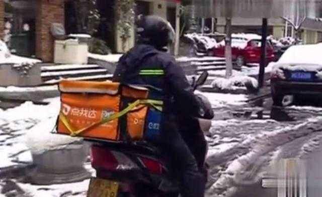 女客户提无理要求,遭到外卖小哥拒绝,隔天却傻眼了!