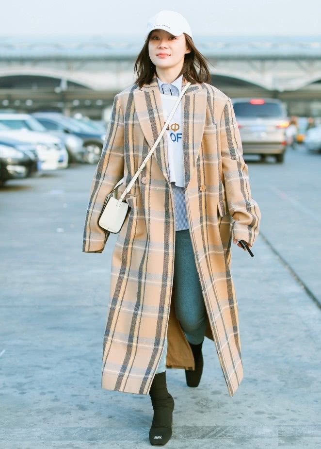 袁姗姗为显脚踝细真猛,牛仔裤硬塞进紧绷黑袜