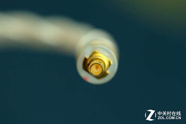 solaris采用mmcx接口,标配一条全新研发的"super litz"耳机线以及一个