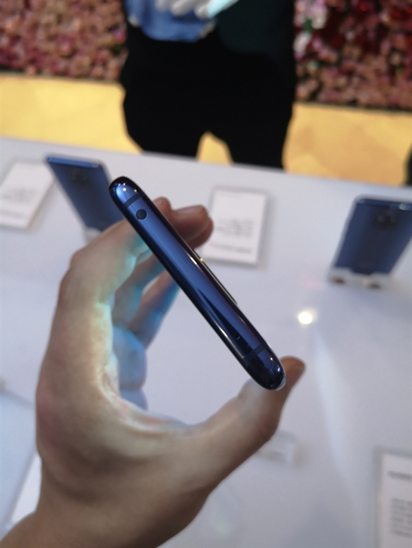 华为Mate 20 Pro馥蕾红/璨星蓝发布：5399元起